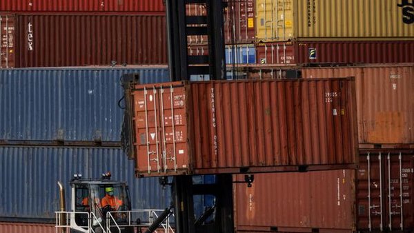 Транзит через Суэцкий канал упал почти наполовину: как это скажется на ценах товаров