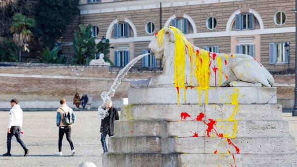 В центре Рима зоозащитники облили краской фонтан