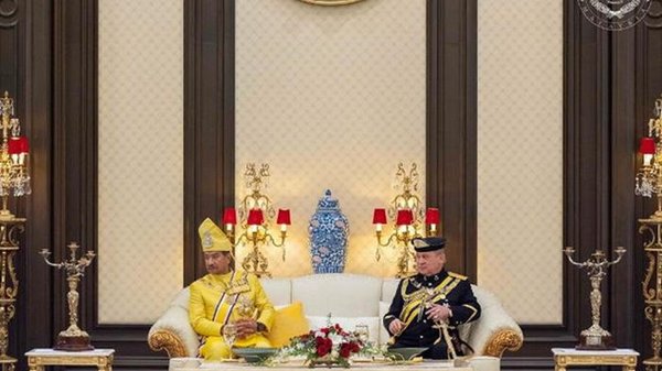 Малайзия возвела на престол нового короля-миллиардера