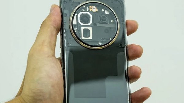 Realme показали новый прозрачный смартфон
