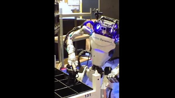 Человекоподобный робот показал свою работу на автозаводе (видео)