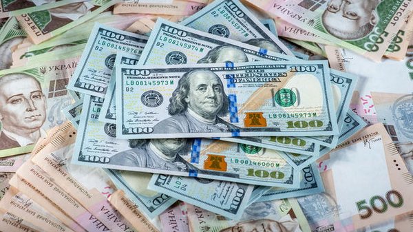 НБУ повысил официальный курс доллара до максимума за месяц