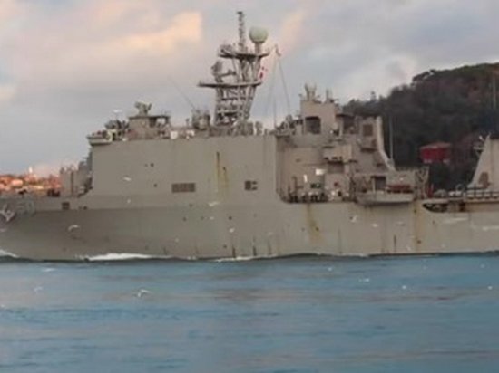 Десантный корабль США зашел в Черное море (видео)