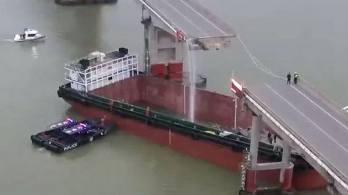 В Китае контейнеровоз разрушил мост, есть погибшие