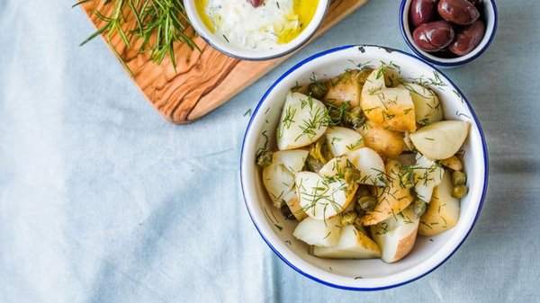 Картофель с заправкой из брынзы и оливок: рецепт эффектного гарнира