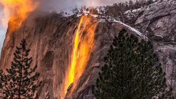 Редкое явление: калифорнийский водопад стал «огнепадом» (видео)
