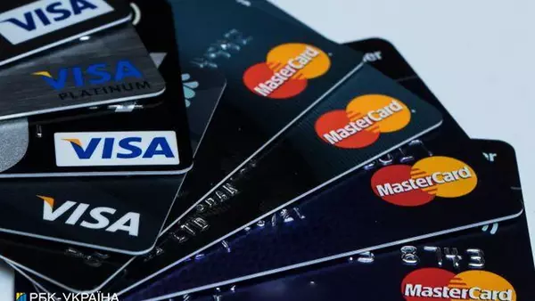 Сколько тратят украинцы: назван средний чек по карточкам в интернете и магазинах