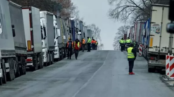 Демченко: на границе с Польшей блокируются все шесть направлений, в оч...