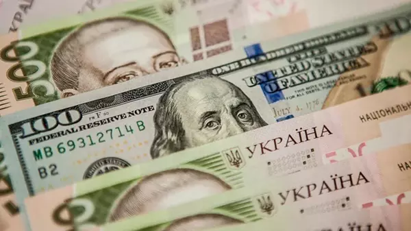 НБУ снова повысил официальный курс доллара к гривне до максимума