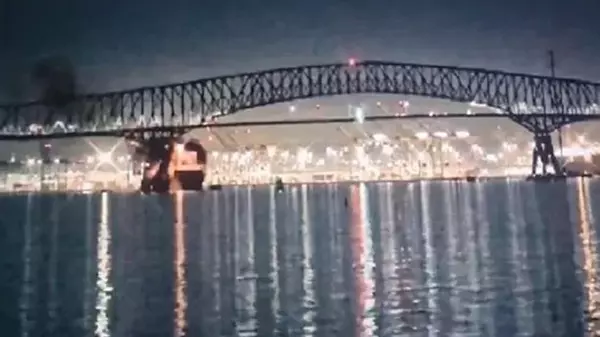 Обвал моста в США: в реке ищут около 20 человек