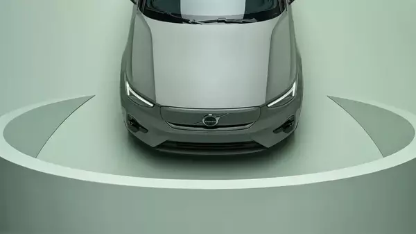 Рельєфний капот і елегантні світлодіодні фари на Volvo XC40 Recharge