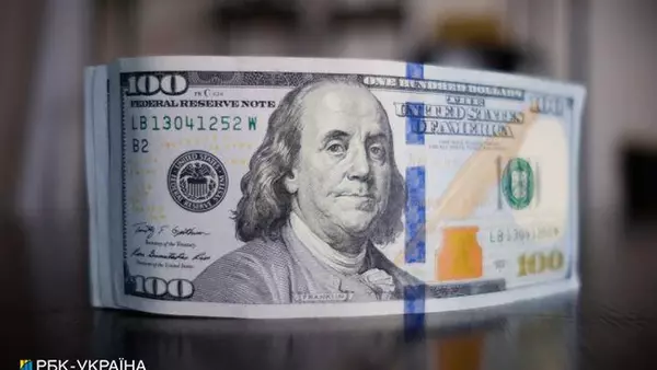 Украинцы за последний месяц сократили покупку валюты в банках на треть