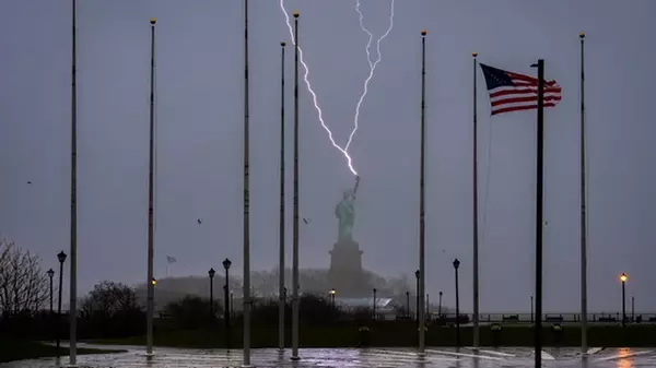 Мощная молния ударила в факел Статуи Свободы