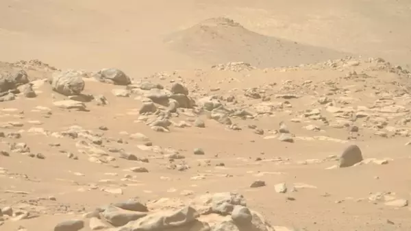 На Марсе разбросаны тысячи необычно белых камней: они не вписываются в ландшафт