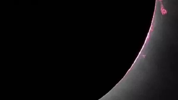 Больше Земли в 10 раз. NASA увидело розовое пламя на Солнце во время затмения: что это