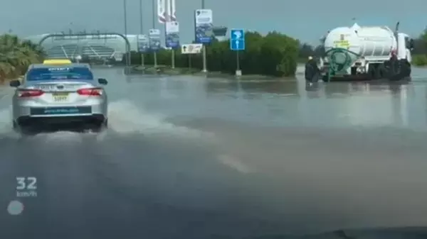 Потоп в ОАЭ: на страну обрушились сильные ливни (видео)