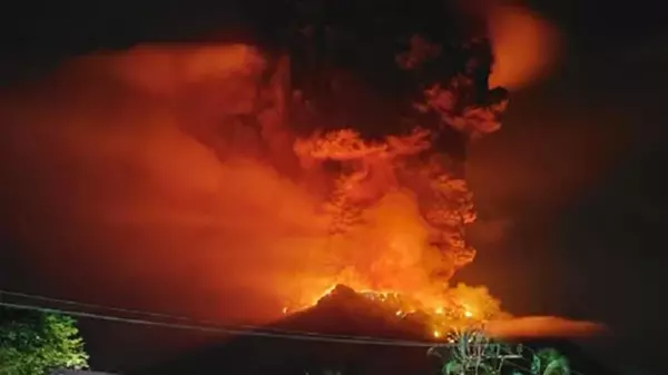 В Индонезии из-за извержения вулкана эвакуировали сотни людей
