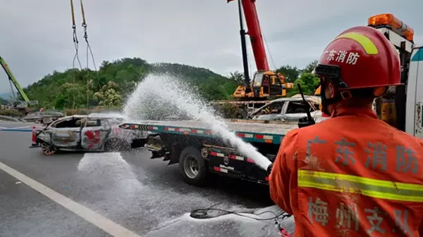 Обрушение автомагистрали в Китае: количество возросло почти до 50 человек