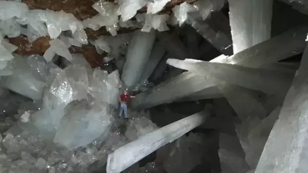 Под поверхностью Земли есть пещера, полная гигантских кристаллов: кто поместил их туда (фото)