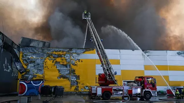 В Варшаве мощный пожар охватил торговый центр (видео)