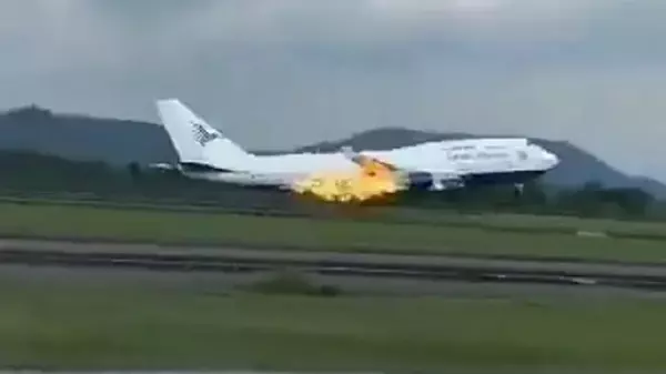 В Индонезии аварийно сел самолет: загорелся двигатель