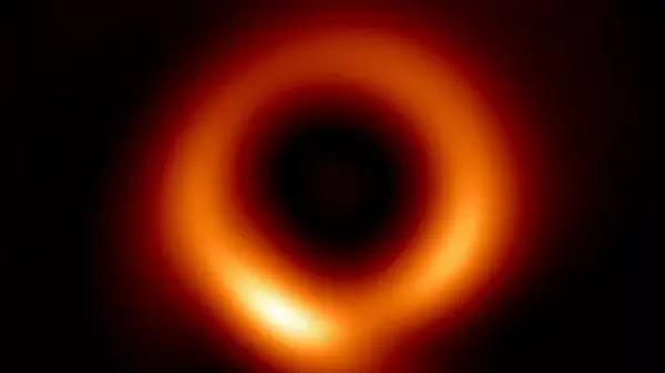 Сингулярность черной дыры нарушает законы физики: ученые нашли решение загадки