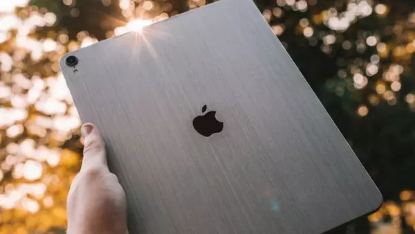 Apple может изменить расположение логотипа на задней панели будущих iP...