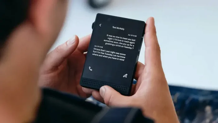 В США представили минималистичный квадратный смартфон с черно-белым экраном