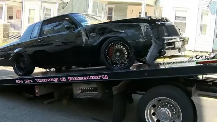 Протаранили 15 авто: в США воры угнали и разбили раритетный спорткар за $200 000 (видео)