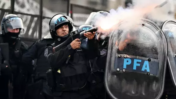 Сенат Аргентины под уличные беспорядки поддержал реформы Милея