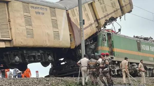 Из-за столкновения поездов в Индии погибли как минимум 15 людей, 60 ра...