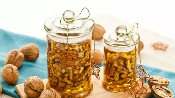 Волоські горіхи з медом: смак і користь в одному продукті