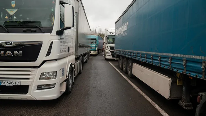 Украина отреагировала на остановку Польшей пропуска грузовиков