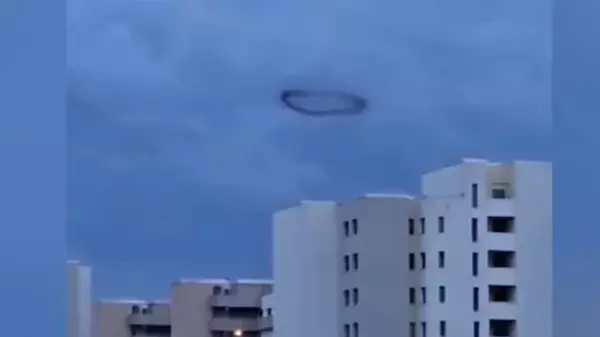 Над Берлином заметили загадочные черные кольца (видео)