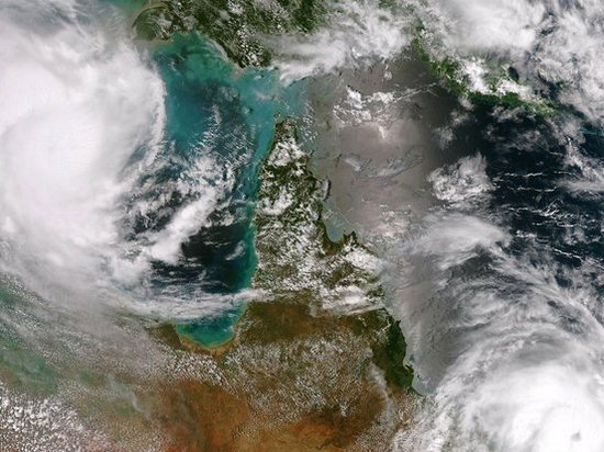 В Австралии эвакуировали тысячи жителей из-за приближения мощного циклона