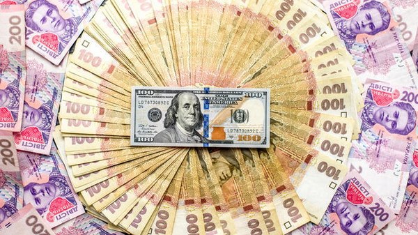 НБУ впервые поднял курс доллара выше 41 гривны