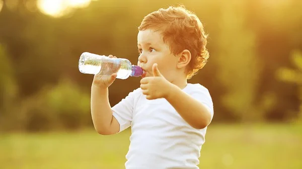 Скільки води має пити дитина на день