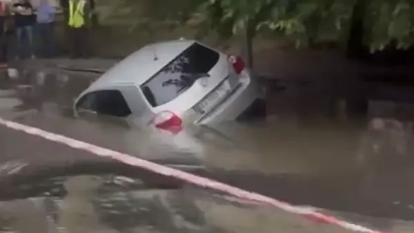 В Киеве автомобиль провалился под асфальт