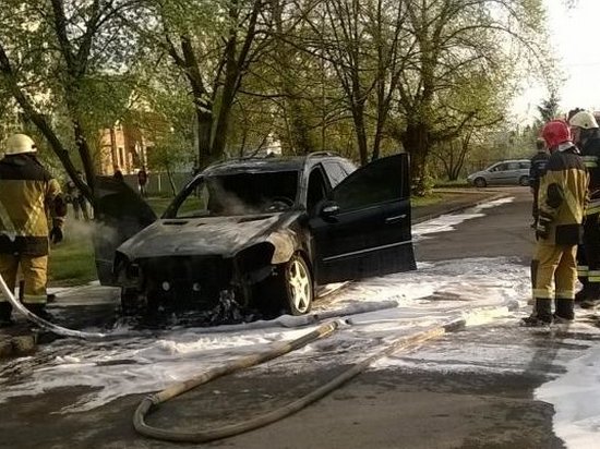 В Ужгороде под отделением полиции сожгли Mercedes-Benz полковника