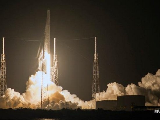 Компания SpaceX впервые произвела повторный запуск ракеты (видео)