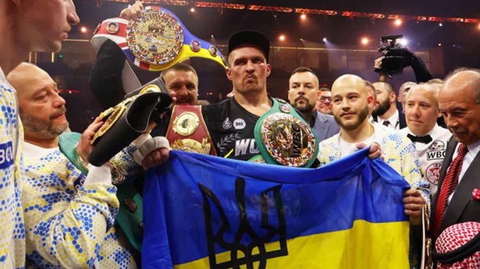 Леннокс Льюис назвал несправедливым лишение Усика титула IBF