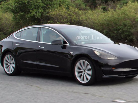 В Сети опубликовали шпионские фото новой Tesla Model 3