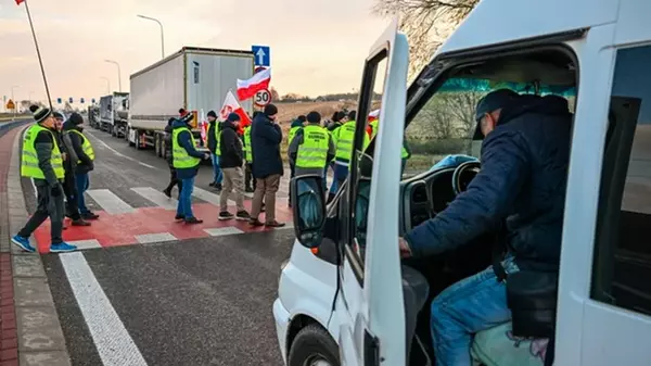 Около 20 грузовиков стоят в очереди перед польской границей — ГПСУ