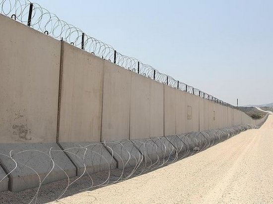 В Турции завершилось строительство стены на границе с Сирией (фото)