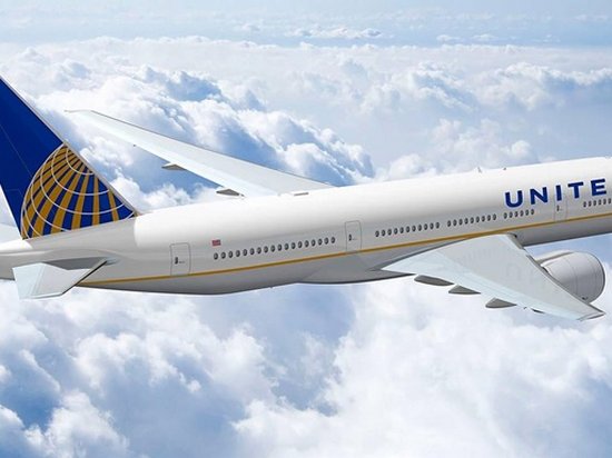 Авиакомпания United Airlines потеряла $750 миллионов из-за снятого с рейса пассажира
