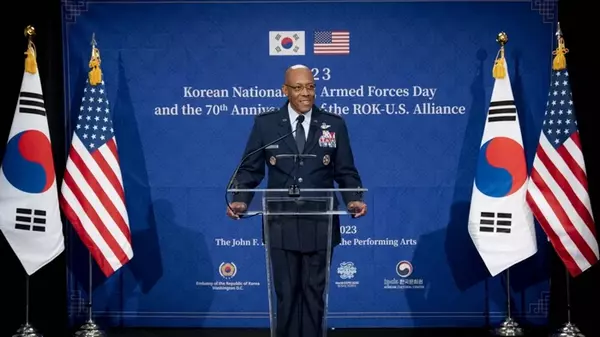 Нарушил давнюю традицию: Трамп уволил топ-генерала Брауна