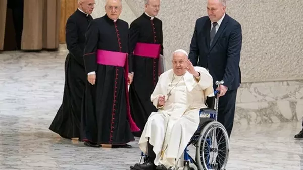 В Ватикане сообщили, как долго Папа Франциск будет находиться в больнице