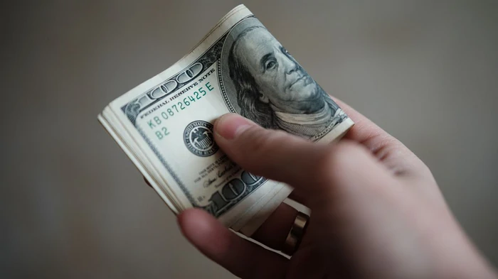 НБУ установил официальный курс доллара на 1 апреля