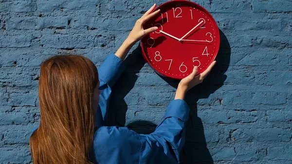 Завтра украинцы перейдут на летнее время: во сколько нужно перевести часы