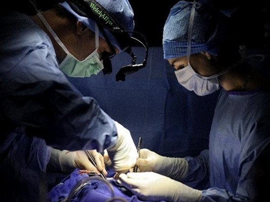 Индийские врачи провели операцию ребенку с восемью конечностями